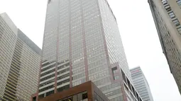 Penampakan gedung pencakar langit yang ditabrak sebuah helikopter di pusat Manhattan, New York, Amerika Serikat, Senin (10/6/2019). Warga dalam gedung mengaku merasakan guncangan kuat. (AP Photo/Mark Lennihan)