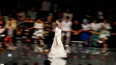 Model berjalan di atas catwalk mengenakan busana kreasi Fiziwoo selama Festival Fashion Week di Kuala Lumpur, Malaysia, (18/8). (AP Photo / Daniel Chan)