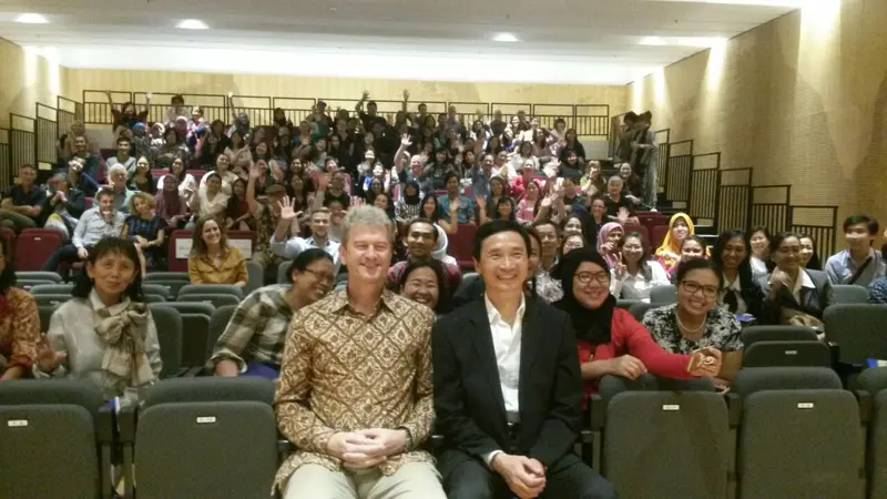 (duduk depan berjas hitam) Li Cunxin bersama dengan Wakil Duta Besar Australia untuk RI Bradley Armstrong (duduk depan mengenakan batik) usai pemutaran film Mao's Last Dancer di Kedubes Australia di Jakarta. (18/9/2017). (Rizki Akbar Hasan/Liputan6.com)