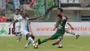 Pemain Persebaya, Kurniawan Karman (kanan) berebut bola dengan pemain PSPS Riau, Viktor Pae pada laga 8 Besar Liga 2 Grup Y di Stadion GBLA, Bandung, Sabtu (18/11/2017). Persebaya Menang 1-0. (Bola.com/Nicklas Hanoatubun)