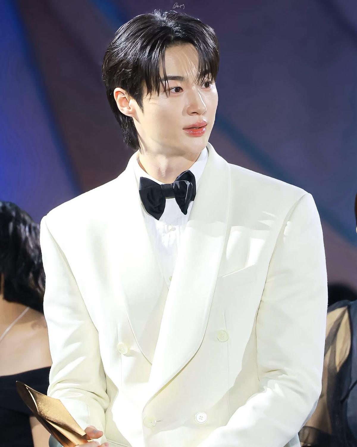 7 Potret Byeon Woo Seok di Baeksang Arts Awards 2025 dengan Outfit Jas Putih Penuh Pesona