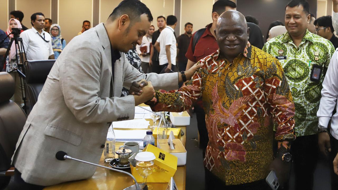 Menteri HAM Natalius Pigai rapat kerja dengan Komisi XIII DPR