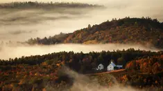 Kabut lembah berembus melalui perbukitan berwarna musim gugur di dekat Picket Hill Farm, Oxford County, Maine, Amerika Serikat, Rabu (13/10/2021). Salah satu yang paling khas dari musim gugur adalah pohon-pohon yang berubah warna sebelum gugur. (AP Photo/Robert F. Bukaty)