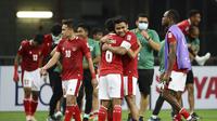 Kapten Timnas Indonesia Asnawi Mangkualam memeluk Evan Dimas Darmono setelah mengalahkan Singapura 4-2 pada leg kedua semifinal Piala AFF 2020 di Singapura Stadium, Sabtu, 25 Desember 2021. (AP Photo/Suhaimi Abdullah)