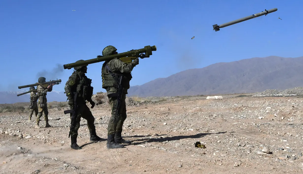 Prajurit meluncurkan roket sistem rudal pertahanan udara portabel selama fase aktif pelatihan bersama "Indestructible Brotherhood-2023" dengan Pasukan Penjaga Perdamaian dari Organisasi Perjanjian Keamanan Kolektif atau Collective Security Treaty Organization (CSTO) di tempat latihan "Edelweiss" di Balykchy, sebuah kota dekat Danau Issyk-Kul sekitar 180 km tenggara dari Bishkek, Kyrgyzstan, Rabu (11/10/2023). (AP Photo/Vladimir Voronin)