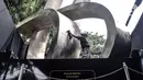 Pekerja membersihkan Monumen Tritura 66 atau juga dikenal dengan Tugu 66 yang akan segera diresmikan di Taman Menteng, Jakarta Pusat, Rabu (21/9/2022). Pemerintah Provinsi DKI Jakarta merelokasi monumen tersebut dari Jalan HR Rasuna Said karena terkena proyek LRT Jabodebek sekaligus memperingati 56 tahun Peristiwa Tritura. (merdeka.com/Iqbal S. Nugroho)