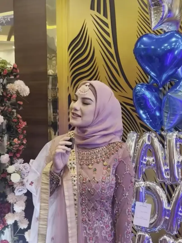 Irish Bella Tampil dengan Busana Bollywood