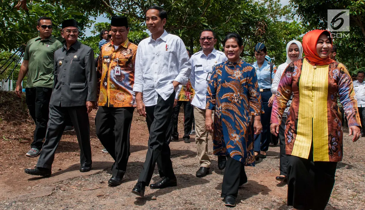 Presiden Joko Widodo (Jokowi) meninjau pembangunan akses jalan menuju persawahan di Desa Pematang Panjang, Kabupaten Banjar, Kalimantan Selatan, Senin (26/3). Total anggaran program padat karya tunai yang digelontorkan Rp115,9 juta (Liputan6.com/Pool)