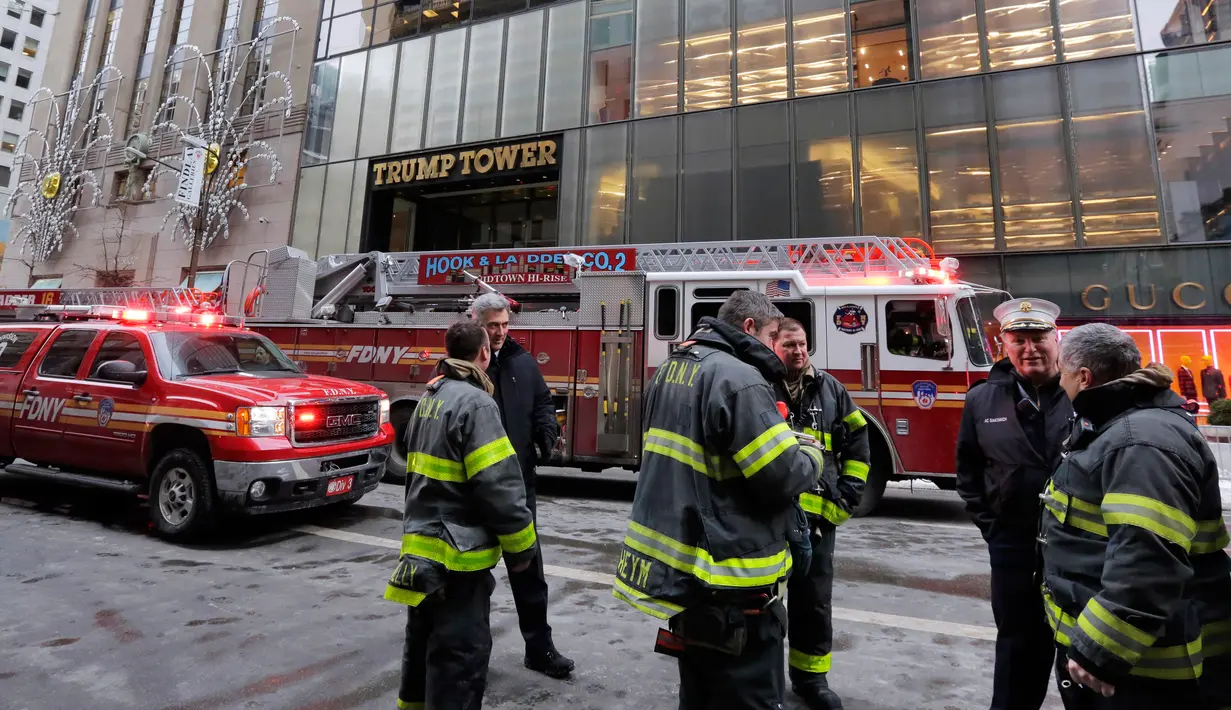 Kendaraan petugas pemadam berada di lokasi kebakaran di Fifth Avenue, depan Trump Tower, di New York, Senin (8/1). Trump Tower merupakan gedung 68 lantai milik Donald Trump yang terdiri apartemen mewah dan perkantoran. (AP Photo/Richard Drew)