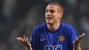 Nemanja Vidic ditransfer MU dari Spartak Moscow dengan harga 7 juta poundsterling. Meskipun debutnya bersama MU berjalan buruk karena kalah 1-4 dari City, namun Vidic dapat bangkit dan menjadi andalan lini belakang Setan Merah. (AFP/Paul Ellis)