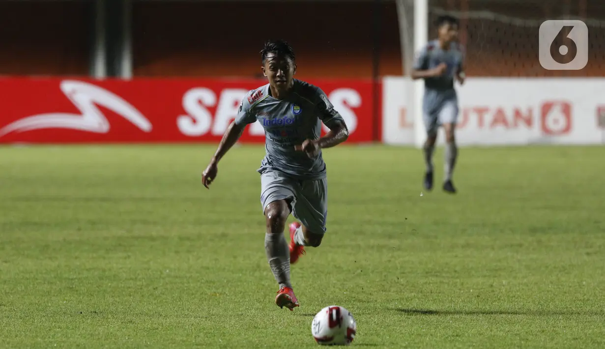 Pemain Persib Bandung Febri Hariyadi menggiring bola ke arah gawang Persita Tangerang dalam pertandingan babak penyisihan Grup D Piala Menpora 2021 di Stadion Maguwoharjo, Sleman, Senin (29/3/2021). Persib menang 3-1. (Bola.com/Ikhwan Yanuar)