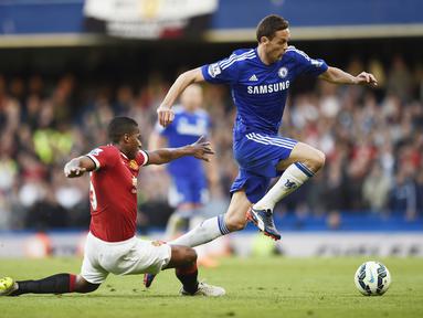 Aksi pemain Chelsea, Nemanja Matic melewati hadangan Antonio Valencia