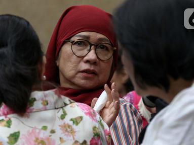 Terdakwa kasus dugaan korupsi pengadaan gas alam cair atau Liquefied Natural Gas (LNG), Galaila Karen Kardinah atau Karen Agustiawan sesaat sebelum mengikuti sidang pembacaan putusan di Pengadilan Tindak Pidana Korupsi (Tipikor) Jakarta, Senin (24/6/2024). (Liputan6.com/Herman Zakharia)