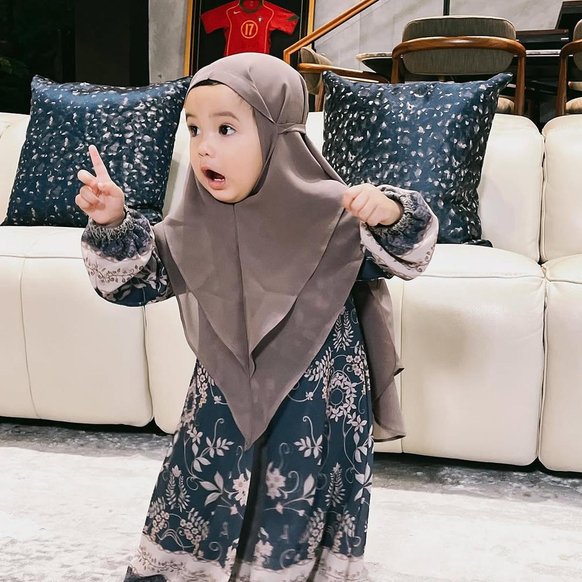Potret Gemas Ameena dan Azura Anak Aurel Hermansyah dan Atta Halilintar Tampil Berhijab
