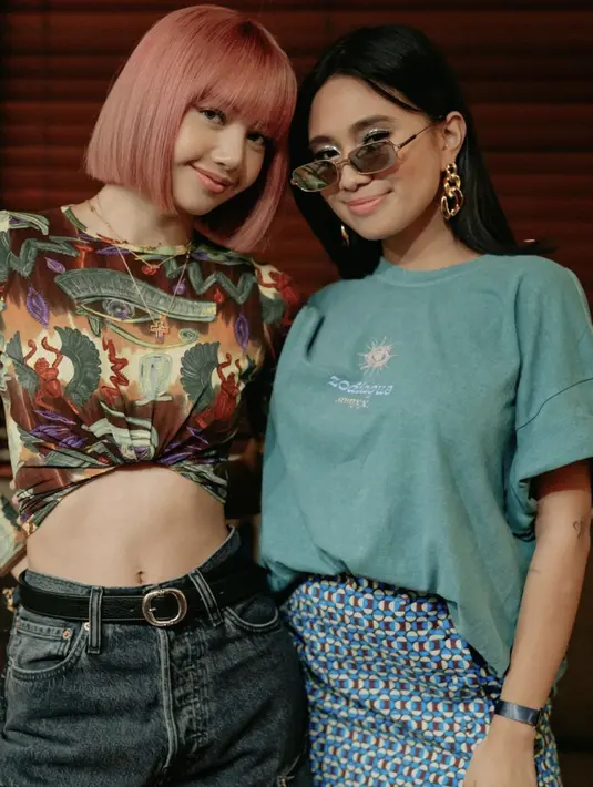 Walau tampil sangat kasual, namun ia bisa memberi sentuhan maksimal pada gayanya melalui sunglasees kekinian yang penuh gaya. [Foto: Niki Zefanya/ Instagram]