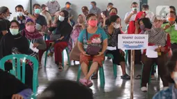 Ratusan lansia dan tenaga pendidik melakukan vaksinasi Covid-19 di Gor Total Persada, Kota Tangerang, Selasa (8/6/2021). Vaksinasi tersebut untuk melindungi mereka dari Covid-19 yang tengah mewabah. (Liputan6.com/Angga Yuniar)