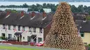 Tumpukan palet kayu disusun sebelum dibakar untuk api unggun di Ballymacash, Lisburn, Irlandia Utara (10/7). Tradisi ini digelar untuk memperingati kemenangan William of Orange atas Raja James II pada Pertempuran Boyne. (AFP Photo/Paul Faith)