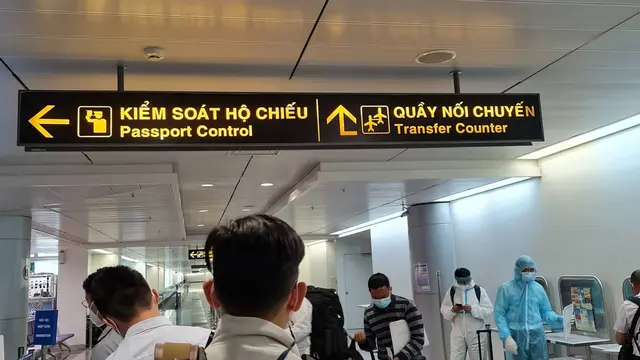 Agen pemain, Ratna Mustika ketika sampai di Bandara Tan Son Nhat, Ho Chi Minh City.