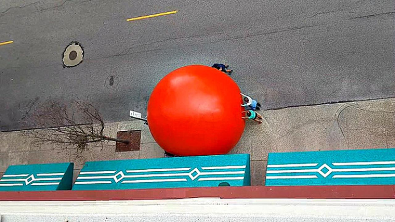 Ketika Bola Raksasa Menggelinding Dalam Kota