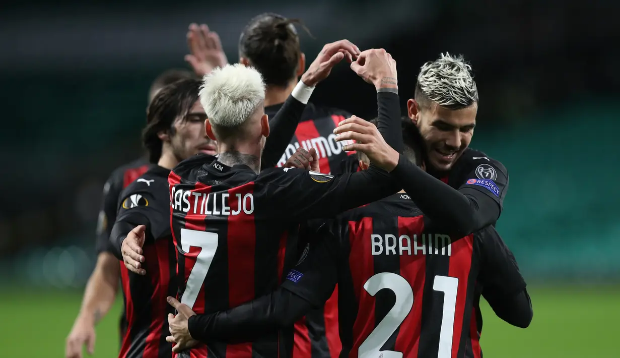 Pemain AC Milan merayakan gol yang dicetak Brahim Diaz ke gawang Celtic pada laga Grup H Liga Europa 2020/2021 di Celtic Park Stadion, Jumat (23/10/2020). AC Milan menang 3-1 atas Celtic. (AFP/Russell Cheyne/pool)