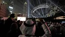Seorang pria mengambil video dengan ponselnya saat upacara pembukaan Museum of the Future, sebuah ruang pameran untuk ide-ide inovatif dan futuristik, di Dubai, Uni Emirat Arab, Selasa (22/2/2022). (AP Photo/Kamran Jebreili)