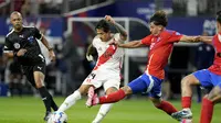 Aksi striker Peru, Gianluca Lapadula yang hendak dihentikan bek Chili, Igor Lichnovski dalam laga Copa America 2024, Sabtu (22/6/2024). (AP Photo/Sunday Alamba)