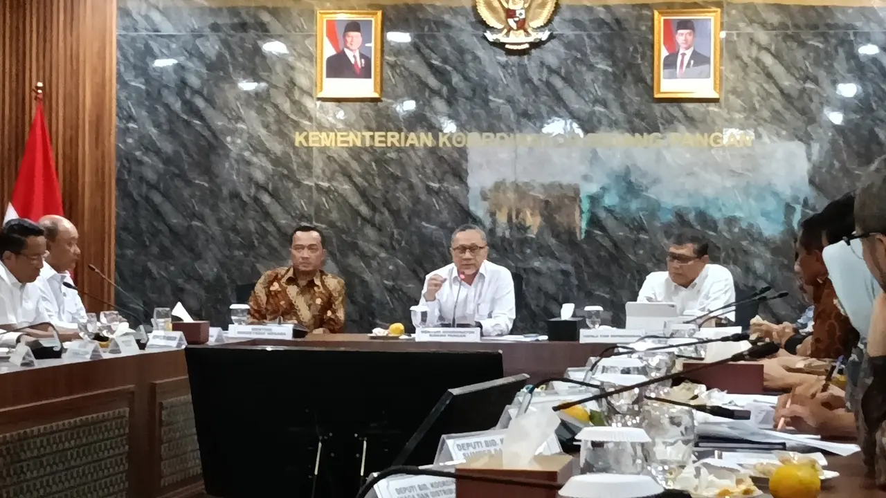 Menteri Koordinator Bidang Pangan Zulkifli Hasan (Menko Zulhas) rapat mengenai Makan Bergizi Gratis (MBG), di kantornya, Jakarta, Jumat (9/5/2025).