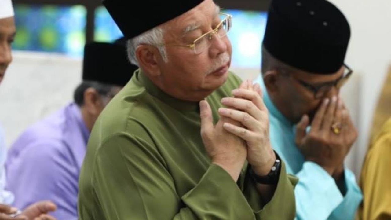 Eks PM Malaysia, Najib Razak akan melakukan 'sumpah laknat' usai dituduh melakukan pembunuhan terhadap model Mongolia.