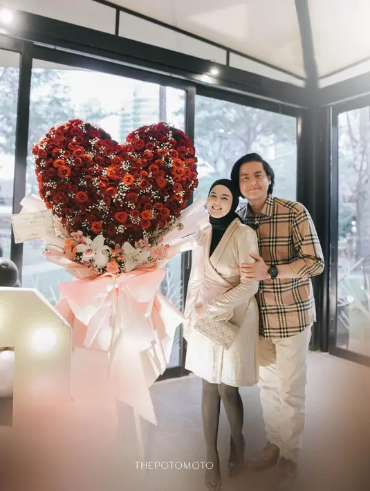 Tak melulu rok, Cut Meyriska berikan inspirasi tampil feminin dengan wrapped dress. Dipadukan dengan stocking dan inner hitam, Cut Meyriska terlihat tapi tetap sopan [@thepotomoto]