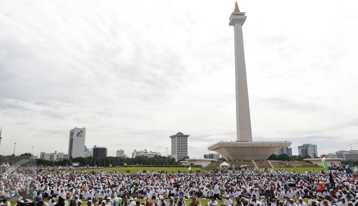 Massa Demo 2 Desember memadati lapangan Monas, Jakarta, Jumat (2/12). Aksi Damai 2 Desember ini  digelar sebagai lanjutan dari aksi 4 November 2016. (Liputan6.com/Faizal Fanani)