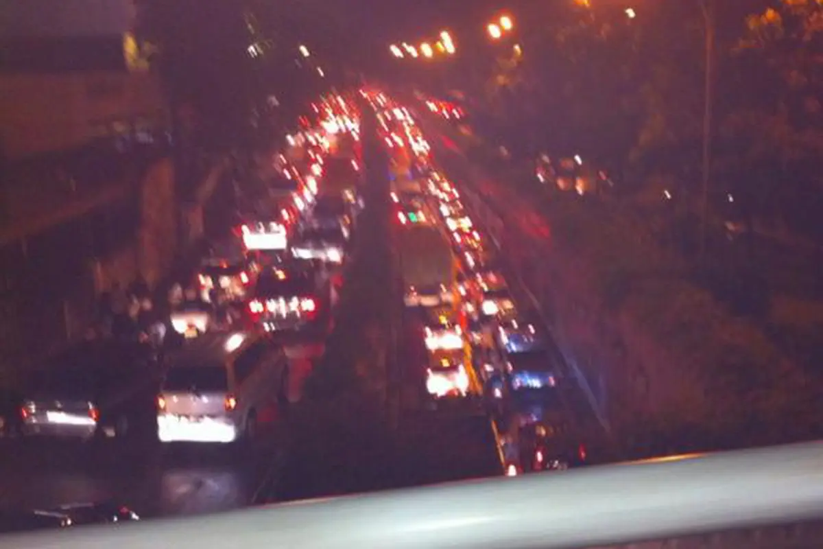 Dampak Banjir, Lalu Lintas Depan Gandaria City Lumpuh Kedua Arah