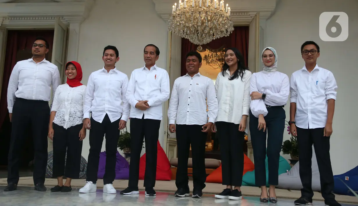 Presiden Joko Widodo foto bersama para staf khususnya di Istana Merdeka, Jakarta (21/11/2019). Staf khusus baru kalangan milenial Mantan Ketua Pergerakan Mahasiswa Islam Indonesia/PMII Aminuddin Ma'ruf, Peraih beasiswa kuliah di Oxford Billy Gracia Yosaphat Mambrasar. (Liputan6.com/Angga Yuniar)