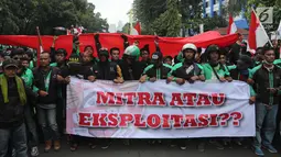Sejumlah pengemudi ojek online membentangkan spanduk saat menggelar aksi di seberang Istana Merdeka, Jakarta, Selasa (27/3). Dalam aksinya mereka menuntut pemerintah melakukan penetapan tarif standar dengan nilai yang wajar. (Liputan6.com/Arya Manggala)