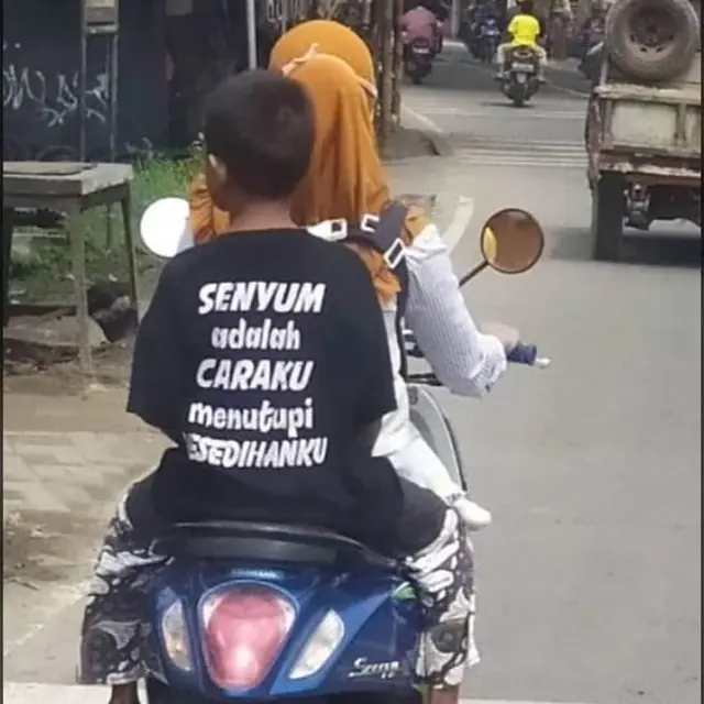 6 Tulisan di Belakang Kaus Bocah Ini Kocak, Bikin Nyengir