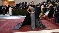 Alicia Keys menghadiri Met Gala 2022 di The Metropolitan Museum of Art pada 2 Mei 2022 di New York City, AS. (Jamie McCarthy/Getty Images/AFP)