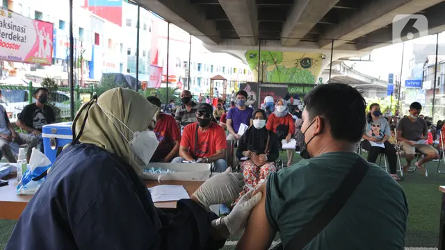 Jadi Syarat Mudik, Warga di Ciputat Antusias Divaksin Booster