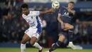 <p>Bek Troyes, Erik Ross Palmer-Brown berebut bola dengan penyerang Paris Saint Germain (PSG) Kylian Mbappe pada matchday ke-36 Ligue 1 musim 2021-22 di Parc de Princes pada laga lanjuta Ligue 1, Senin (9/5/2022) dini hari WIB. PSG harus puas meraih hasil imbang 2-2 saat menjamu klub papan bawah, Troyes. (AP Photo/Christophe Ena)</p>