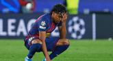 Pemain Barcelona, Lamine Yamal, tampak kecewa setelah ditaklukkan Atletico Madrid pada leg pertama perempat final Liga Champions 2025/2026 di Stadion Camp Nou, Kamis (9/4/2026). (AP Photo/Joan Monfort)