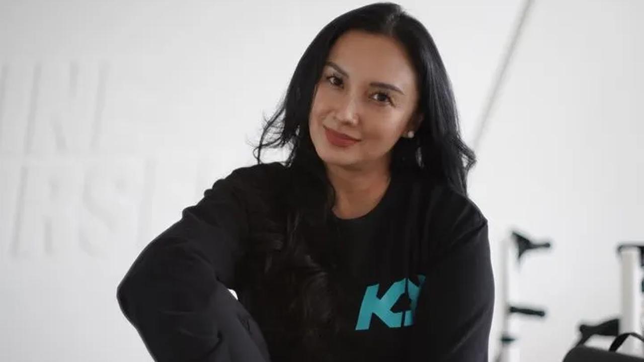Ada juga yang salfok dengan wajah Tata Cahyani yang terlihat awet muda.<br>