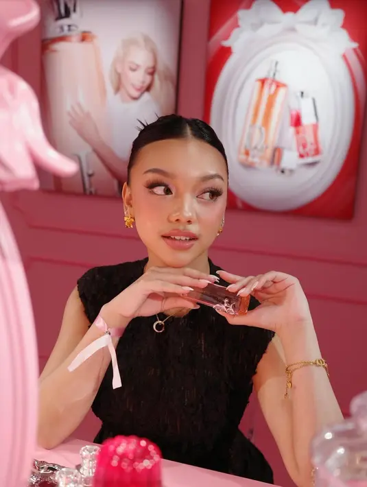 Pulasan makeup glowing Naura Ayu yang bernuansa pink sukses mencuri perhatian [@naura.ayu]