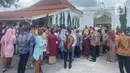 Anrean para tamu untuk memasuki lokasi resepsi pernikahan putra bungsu Presiden Jokowi, Kaesang Pangarep dan Erina Gudono di Pura Mangkunegaran Solo, Jawa Tengah, Minggu (11/12/2022). Setelah turun dari bus, para tamu langsung berjalan kaki menuju tempat pengecekan tamu undangan di sebelah barat pintu masuk Pura Mangkunegaran. (Liputan6.com/Herman Zakharia)