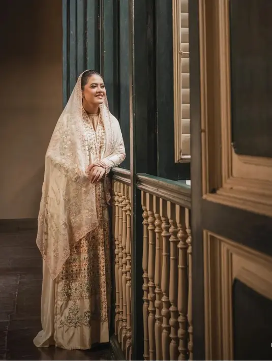 Lagi, potret luar biasa Kahiyang mengenakan busana rancangan desainer tanah air. Kali ini dibalut busana rancangan Mazu Label, Kahiyang tampil elegan. Foto: Instagram.