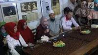 Aktivis Ratna Sarumpaet menyampaikan keterangan kasus penganiayaan yang dialaminya, Jakarta, Rabu (3/10). Ratna mengakui tidak ada penganiayaan yang diterimanya seperti kabar yang berkembang beberapa waktu terakhir. (Liputan6.com/Immanuel Antonius)