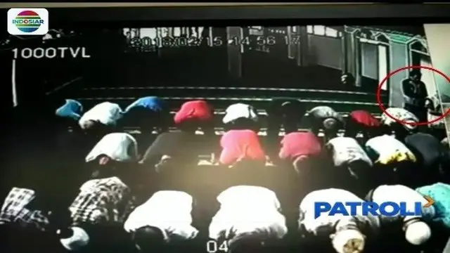 Detik-Detik Pencurian Tas di Masjid Pondok Bambu Terekam CCTV