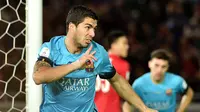 Perayaan gol yang dilakukan bomber Barcelona, Luis Suarez, usai membobol gawang Guangzhou Evergrande. (AFP/Kazuhiro Nogi)
