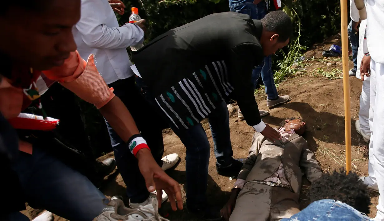 Seorang pengunjuk rasa terkapar saat demonstrasi berujung ricuh di kota Bishoftu, Ethiopia, Ahad (02/10). Pemerintah Ethiopia menyatakan 52 orang tewas dan banyak lainnya terluka. (REUTERS/Tiksa Negeri) 