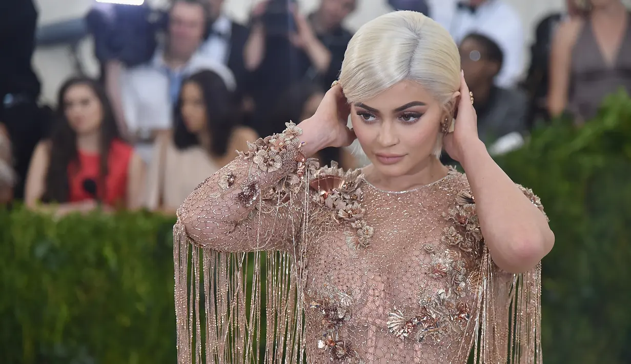 Sumber tersebut mengatakan bahwa Kylie Jenner saat ini sedang dalam posisi yang lemah dan membullynya benar-benar keterlaluan. (THEO WARGO / GETTY IMAGES NORTH AMERICA / AFP)