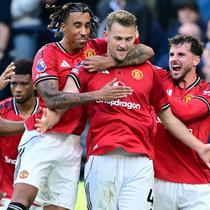 Bek Manchester United asal Belanda #04, Matthijs de Ligt (2R), merayakan gol kedua mereka di menit-menit akhir bersama rekan satu timnya dalam pertandingan Premier League Inggris antara Tottenham Hotspur dan Manchester United di Stadion Tottenham Hotspur, London, pada 8 November 2025. (Ben STANSALL/AFP)