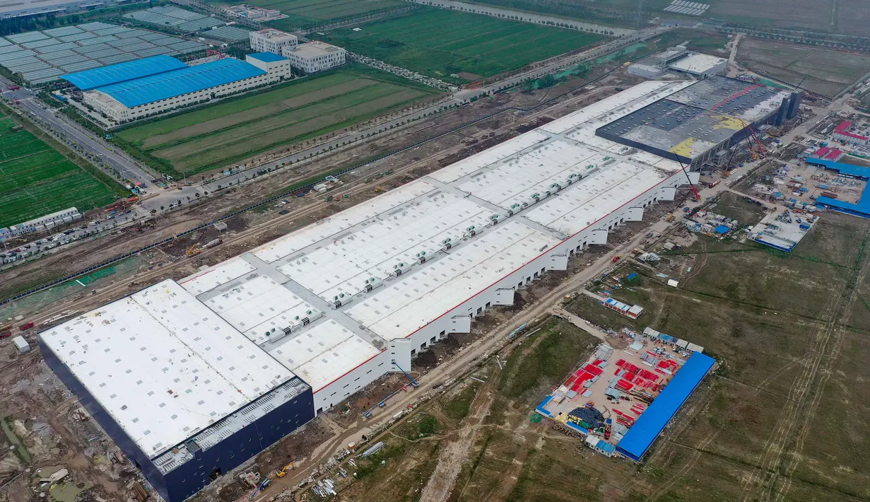 Foto dari udara memperlihatkan pembangunan pabrik Tesla di Shanghai, China pada Selasa (16/7/2019). Pembangunan pabrik ini menjadi langkah pertama Tesla untuk melokalkan produksi di pasar automotif terbesar dunia tersebut. (AFP Photo)