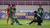 Penjaga gawang Persebaya Surabaya, Andhika Ramadhani dibuat kerepotan lagi oleh pemain anak asuh Angelo Alessio pada babak kedua. (Bola.com/Bagaskara Lazuardi)